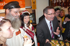 Hoher Besuch an meinem Stand auf der IGW 2013, Ministerpräsident Matthias Platzeck in Person und alles dreht sich um meinen geräucherten Knoblauch. Dank  an dieser Stelle.